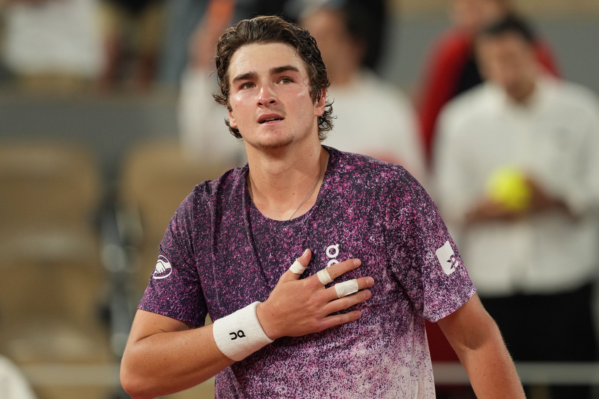 Gustavo Kuerten celebra mientras el brasileño Joao Fonseca sigue sus ...