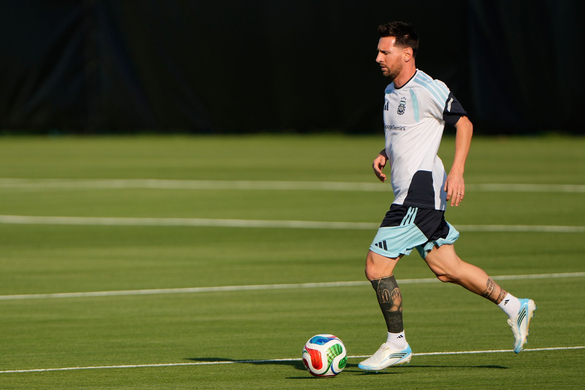 Argentinas World Cup title defense draws a frenzy in Kansas City as Messi nurses a hamstring strain - New Haven Register thumbnail