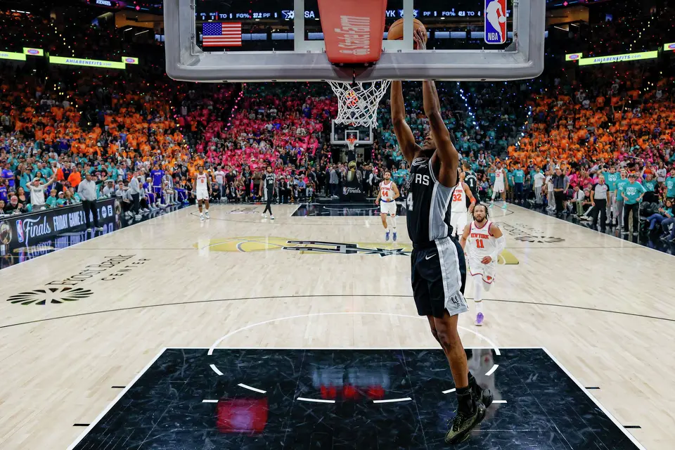 San Antonio Spurs guard De'Aaron Fox (4) dunks on the New York Knicks during the second quarter of Game 1 of the NBA Finals at Frost Bank Center in San Antonio, Wednesday, June 3, 2026. The Knicks defeated the Spurs 105-95 to take a 1-0 series lead.