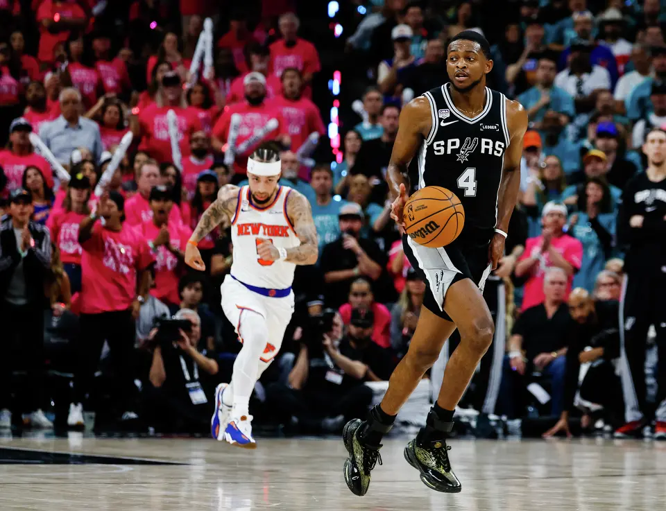 San Antonio Spurs guard De'Aaron Fox (4) dribbles down the court during Game 1 of the NBA Finals at Frost Bank Center in San Antonio, on Wednesday, June 3, 2026.
