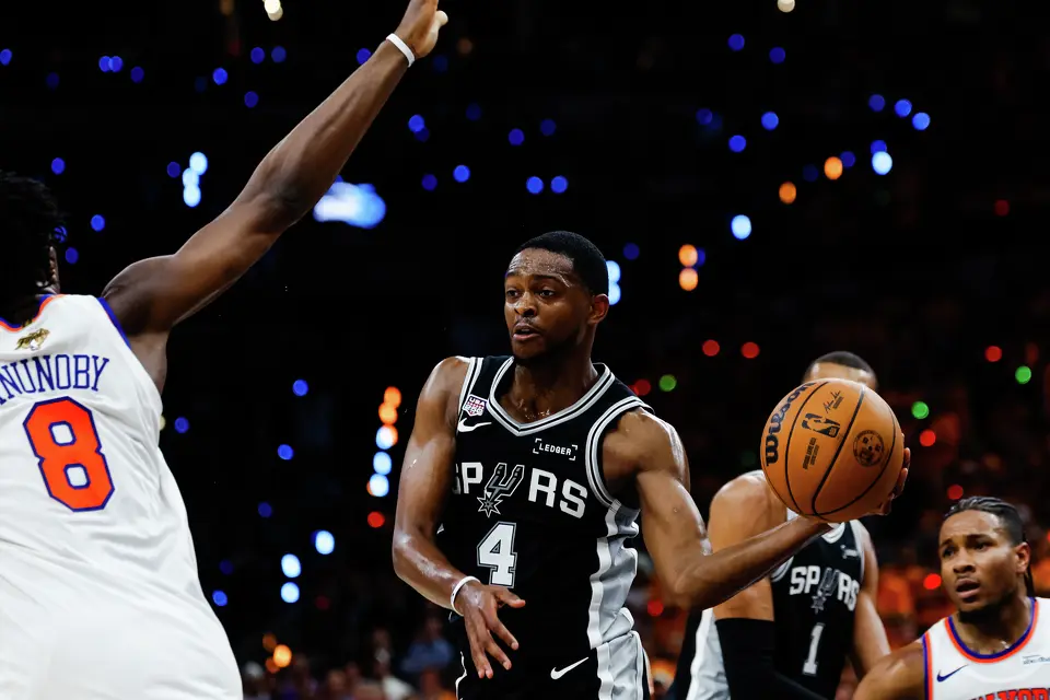 San Antonio Spurs guard De'Aaron Fox (4) looks to pass the ball during Game 1 of the NBA Finals against the New York Knicks at Frost Bank Center in San Antonio, on Wednesday, June 3, 2026.