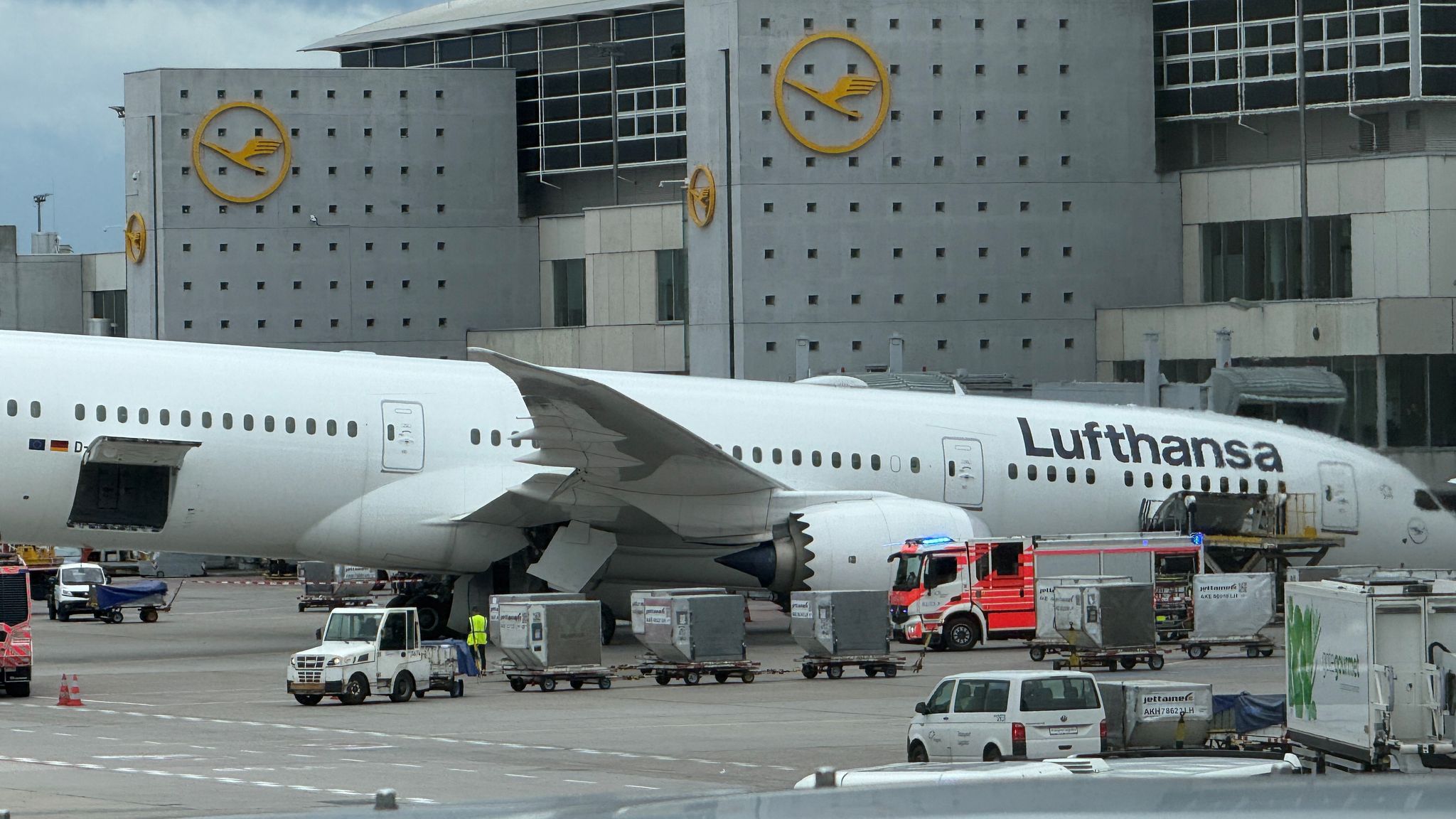 Colapsa tren de aterrizaje de avión de Lufthansa y deja a varios empleados heridos en Fráncfort