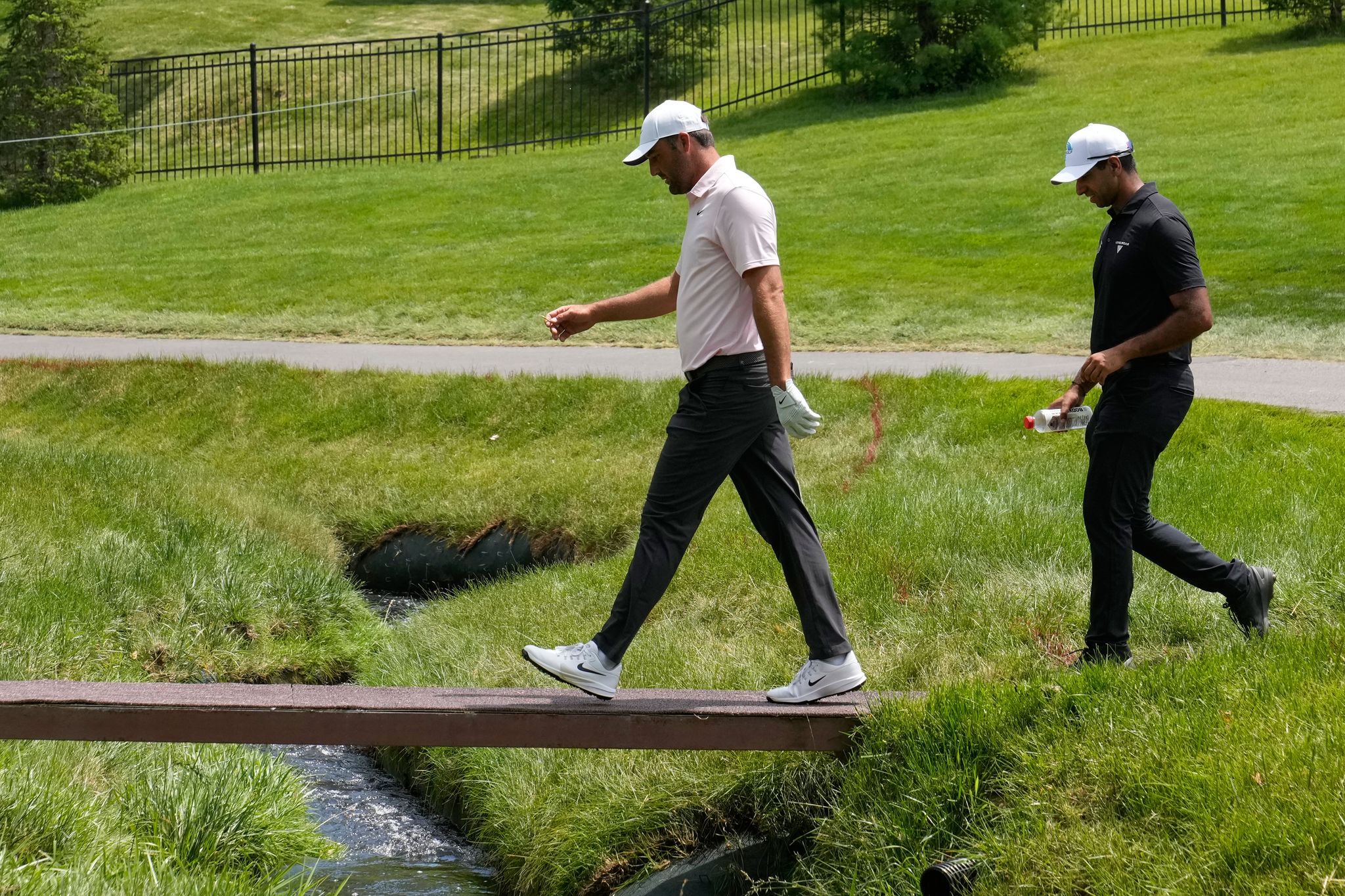 Fleetwood part of 4-way tie for the lead at Memorial in a tough opening round for Scheffler By DOUG FERGUSON , AP Golf Writer June 4, 2026