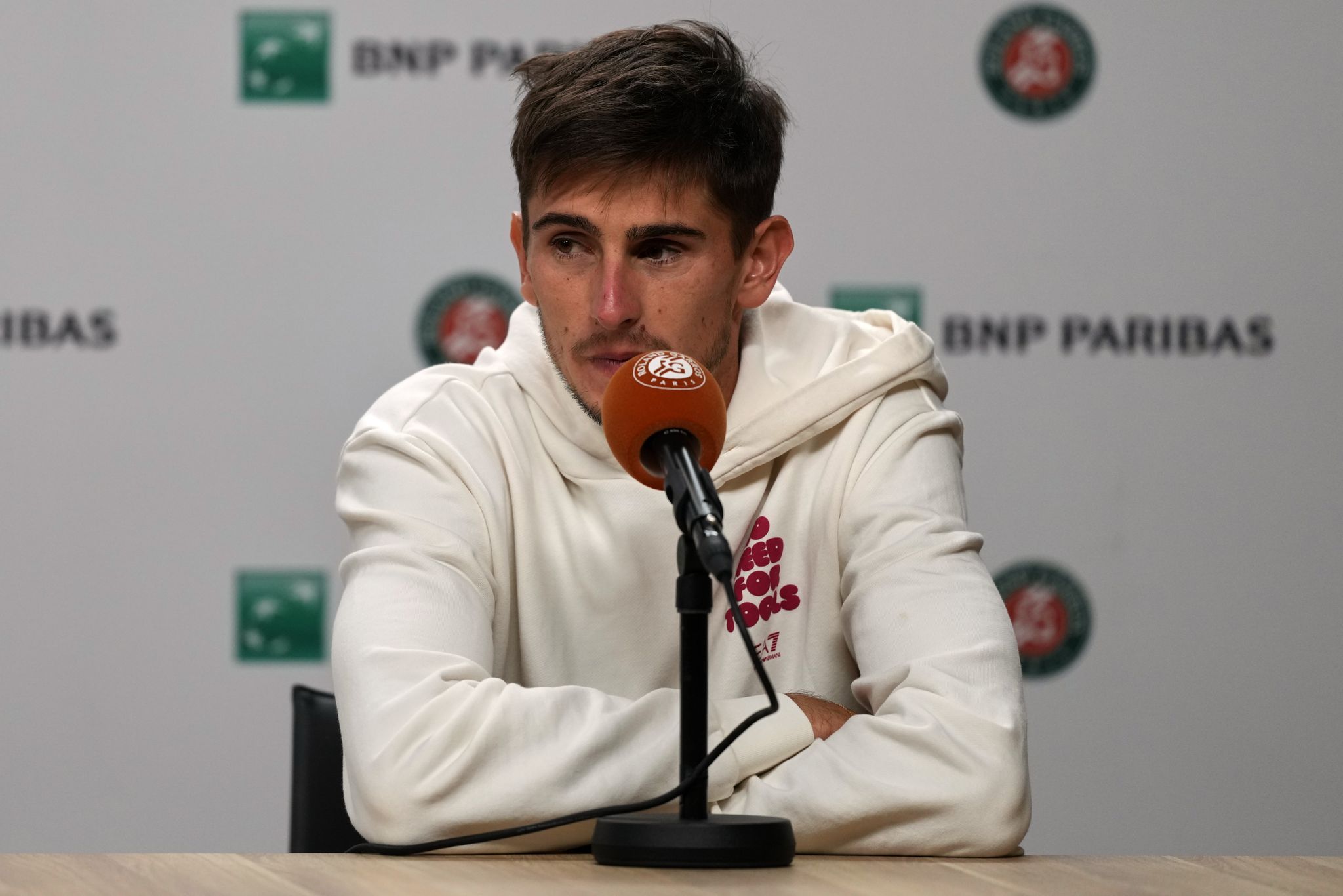 Enfermo y sin dormir, Arnaldi se retira de semifinal de Roland Garros