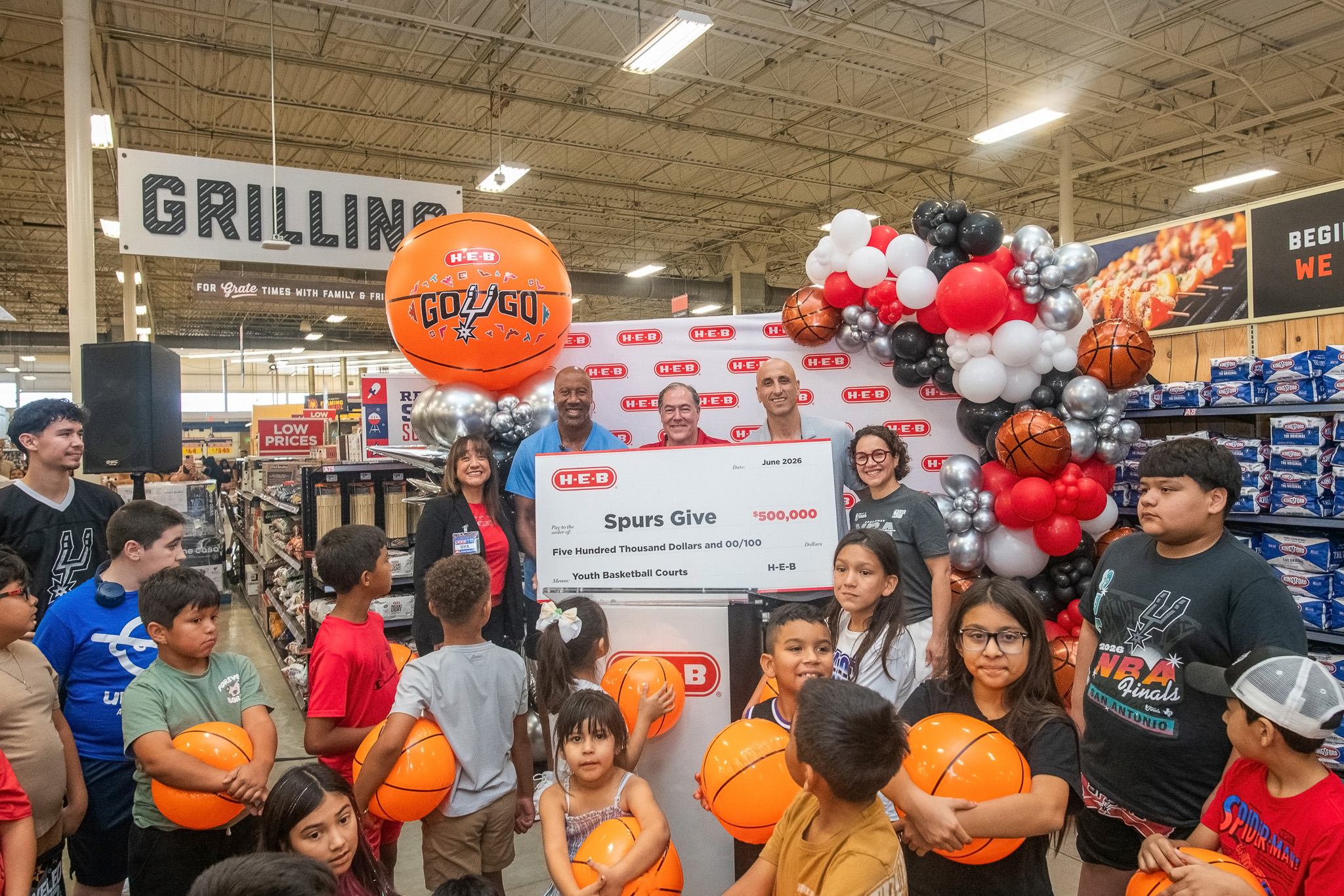 H-E-B donates $500,000 to fund youth basketball courts