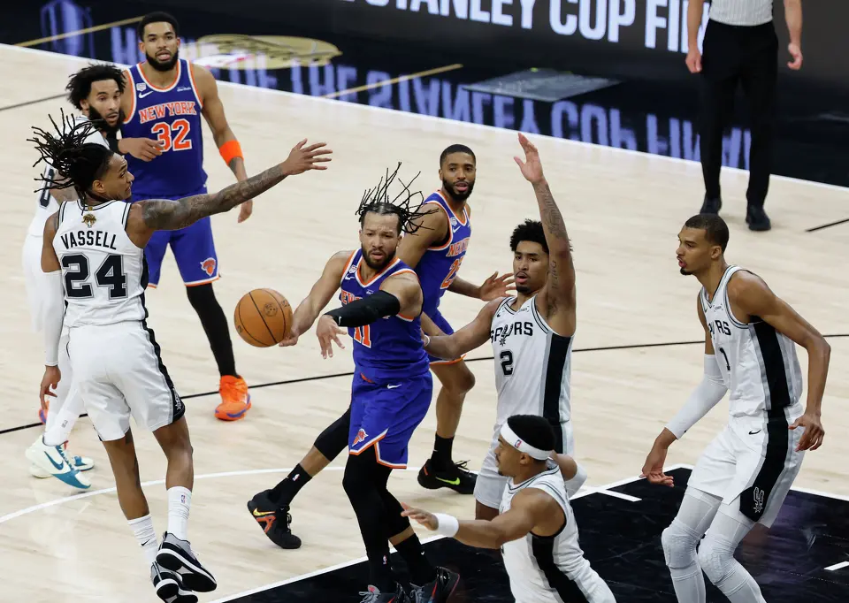 New York Knicks guard Jalen Brunson (11) passes off the ball inside the paint during the second quarter of Game 2 of the NBA Championship at Frost Bank Center in San Antonio on Friday, June 5, 2026.