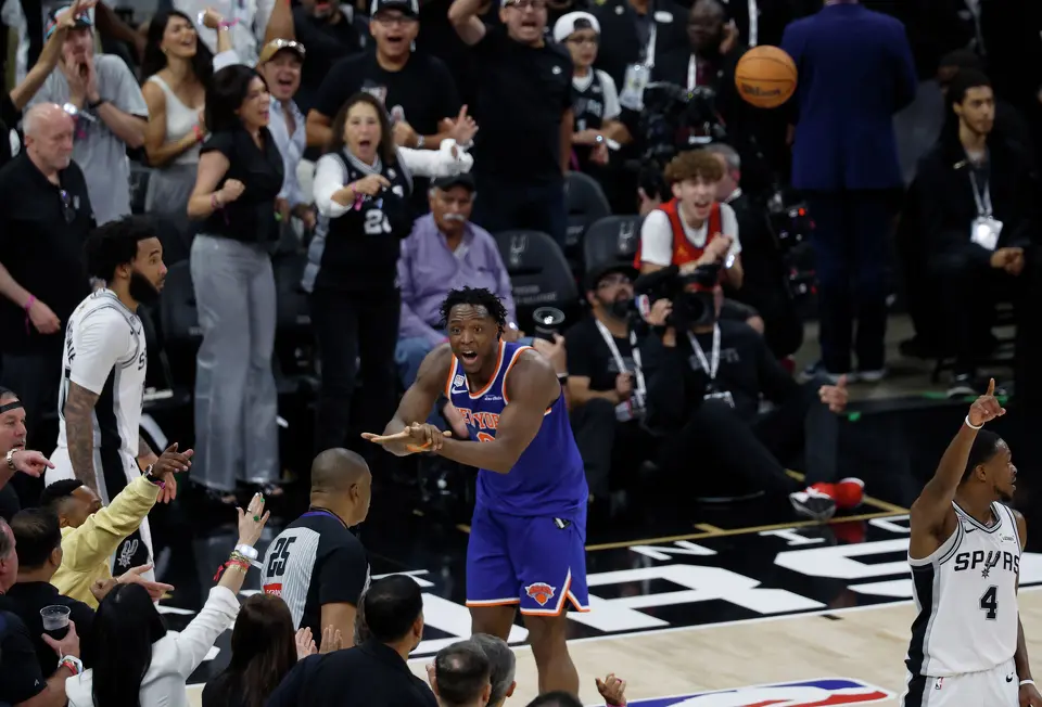 New York Knicks forward Og Anunoby (8) tries to convince referee Tony Brothers (25) that the ball was last touched by a Spurs player during the fourth quarter of Game 2 of the NBA Championship at Frost Bank Center in San Antonio on Friday, June 5, 2026. The Knicks beat the Spurs 105 to 104 to take a 2-0 lead.