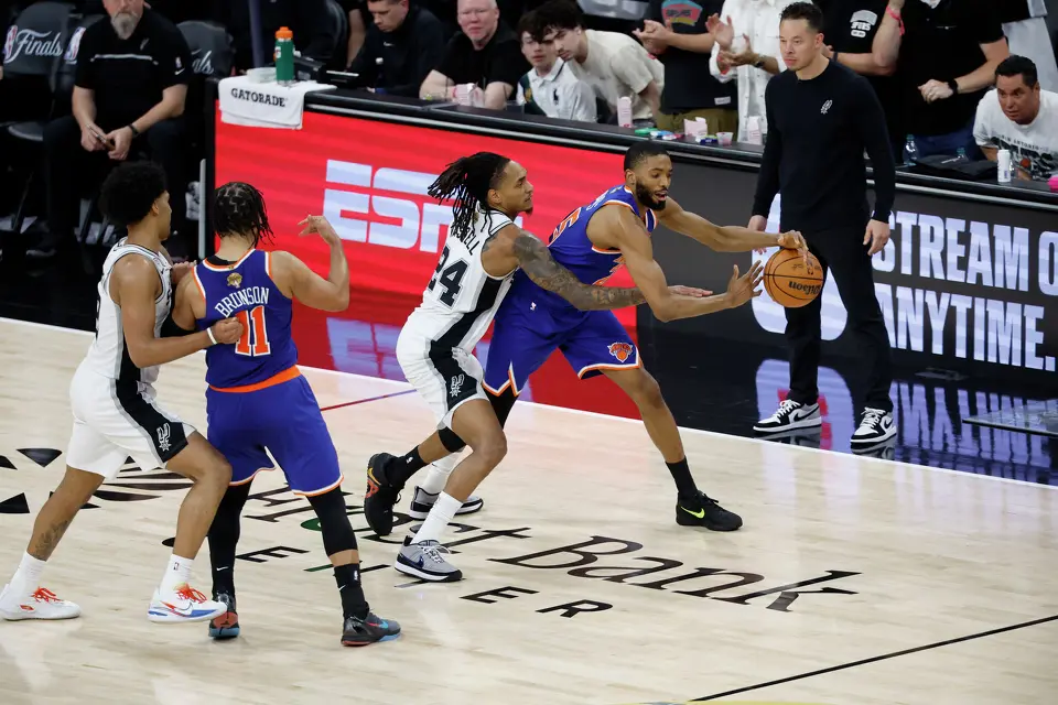 San Antonio Spurs guard Devin Vassell (24) knocks the ball out of the hands of New York Knicks guard Mikal Bridges (25) during the fourth quarter of Game 2 of the NBA Championship at Frost Bank Center in San Antonio on Friday, June 5, 2026. The Knicks beat the Spurs 105 to 104 to take a 2-0 lead.