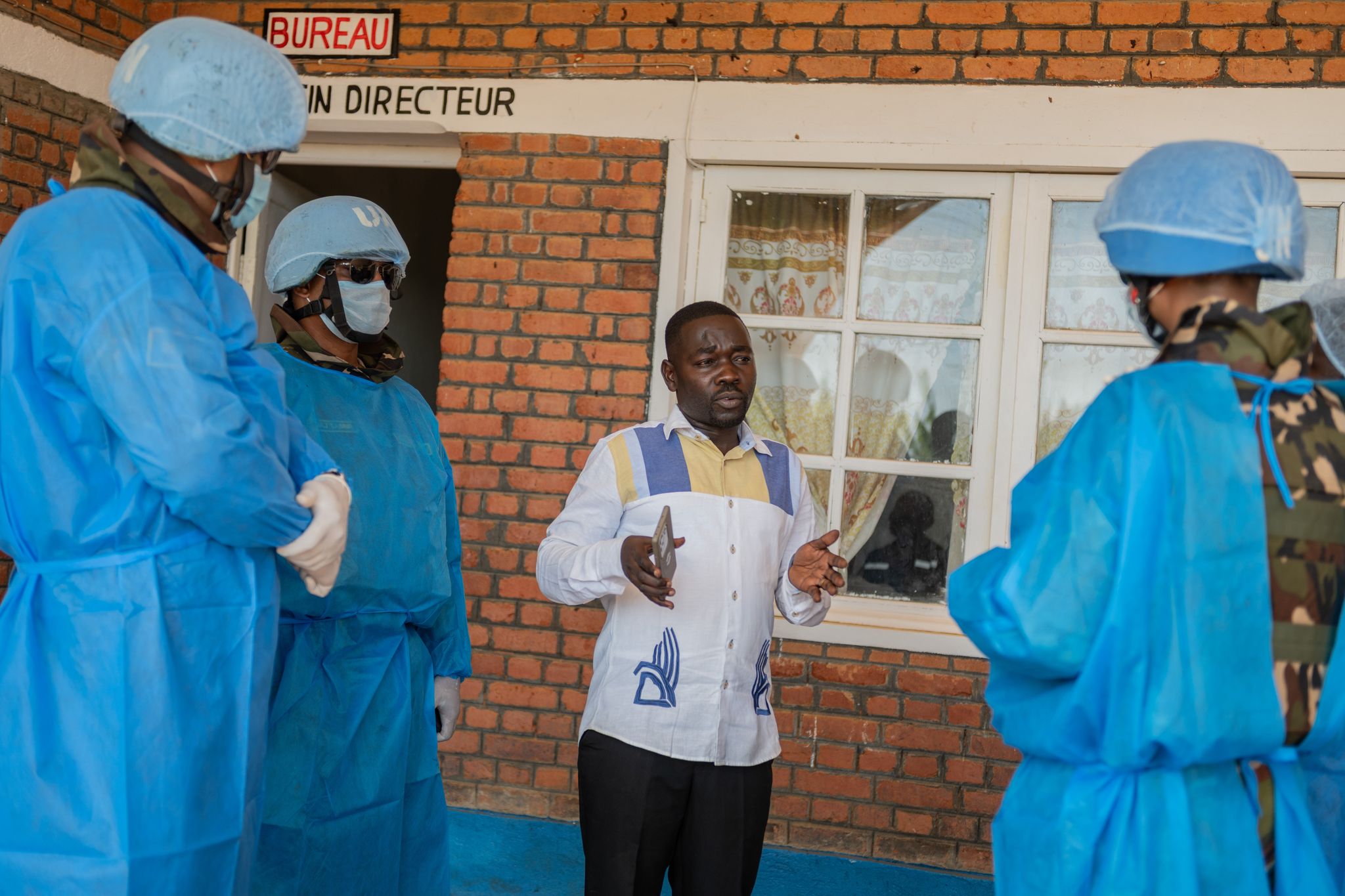 Personal sanitario combate brote de ébola en Congo con salarios bajos y ...