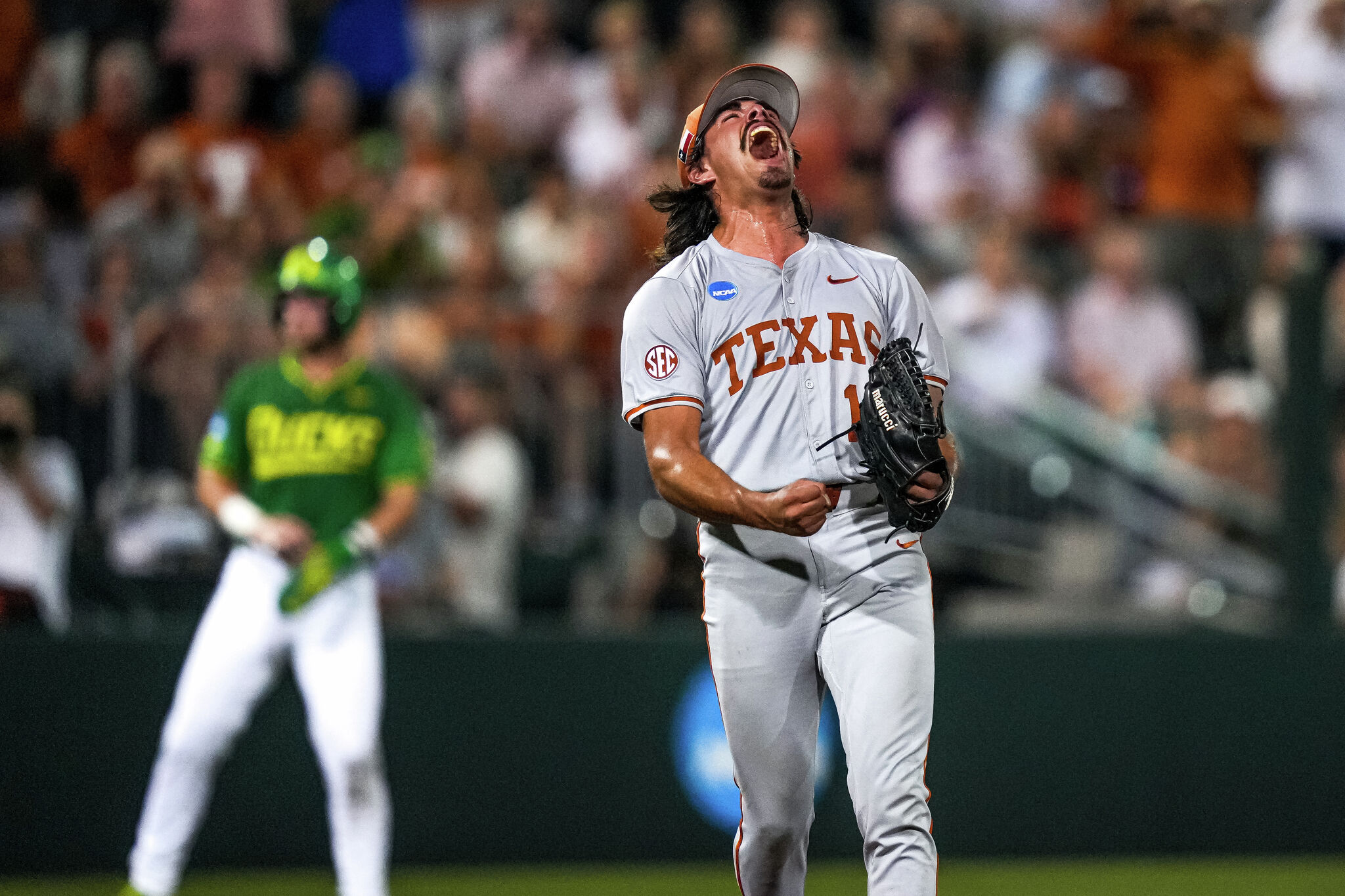 Texas baseball beats Oregon: Longhorns book College World Series trip