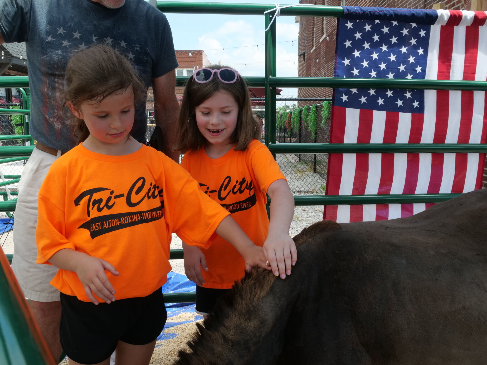Wood River coffee shop hosts petting zoo for families
