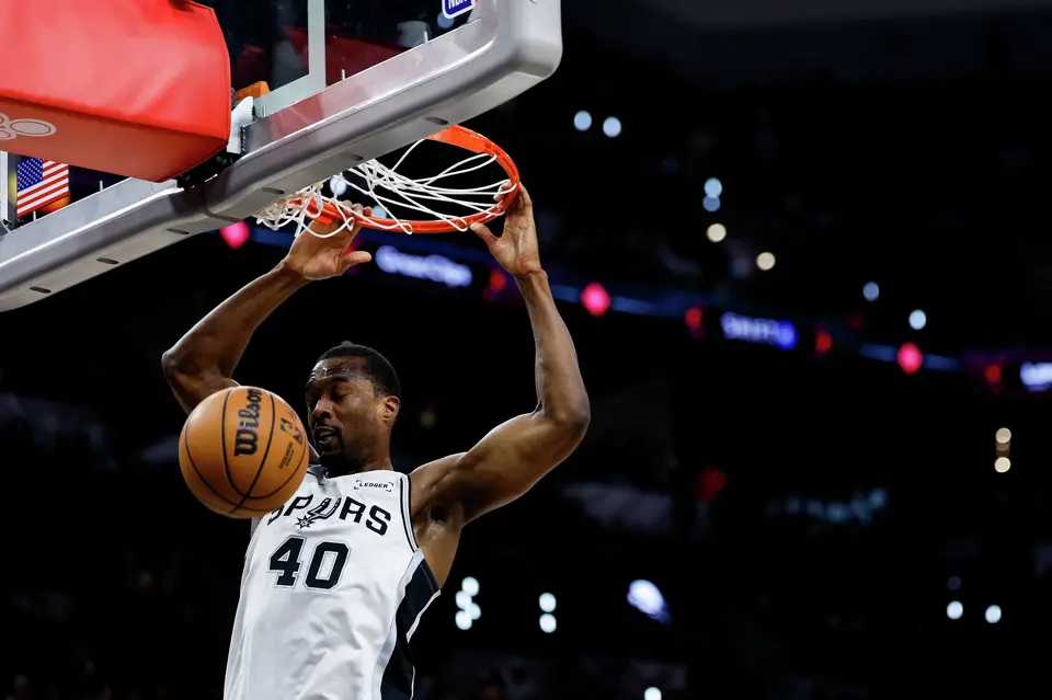 San Antonio Spurs forward Harrison Barnes (40) dunks the ball during the second half of Game 2 of the Western Conference semifinals at Frost Bank Center in San Antonio, Wednesday, May 6, 2026. The Spurs rolled past the Timberwolves 133-95 to even the series at 1-1.