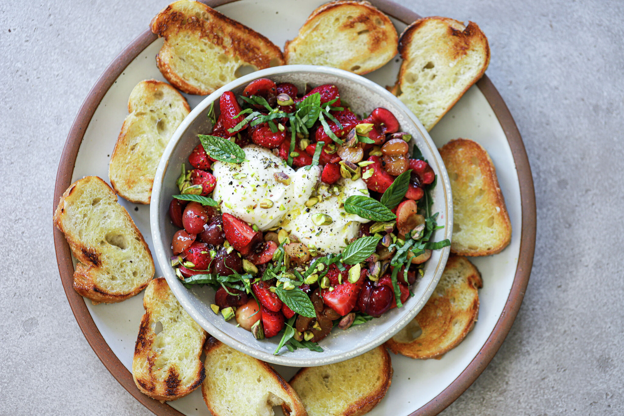 Rezept: Burrata mit eingelegten Kirschen und Erdbeeren