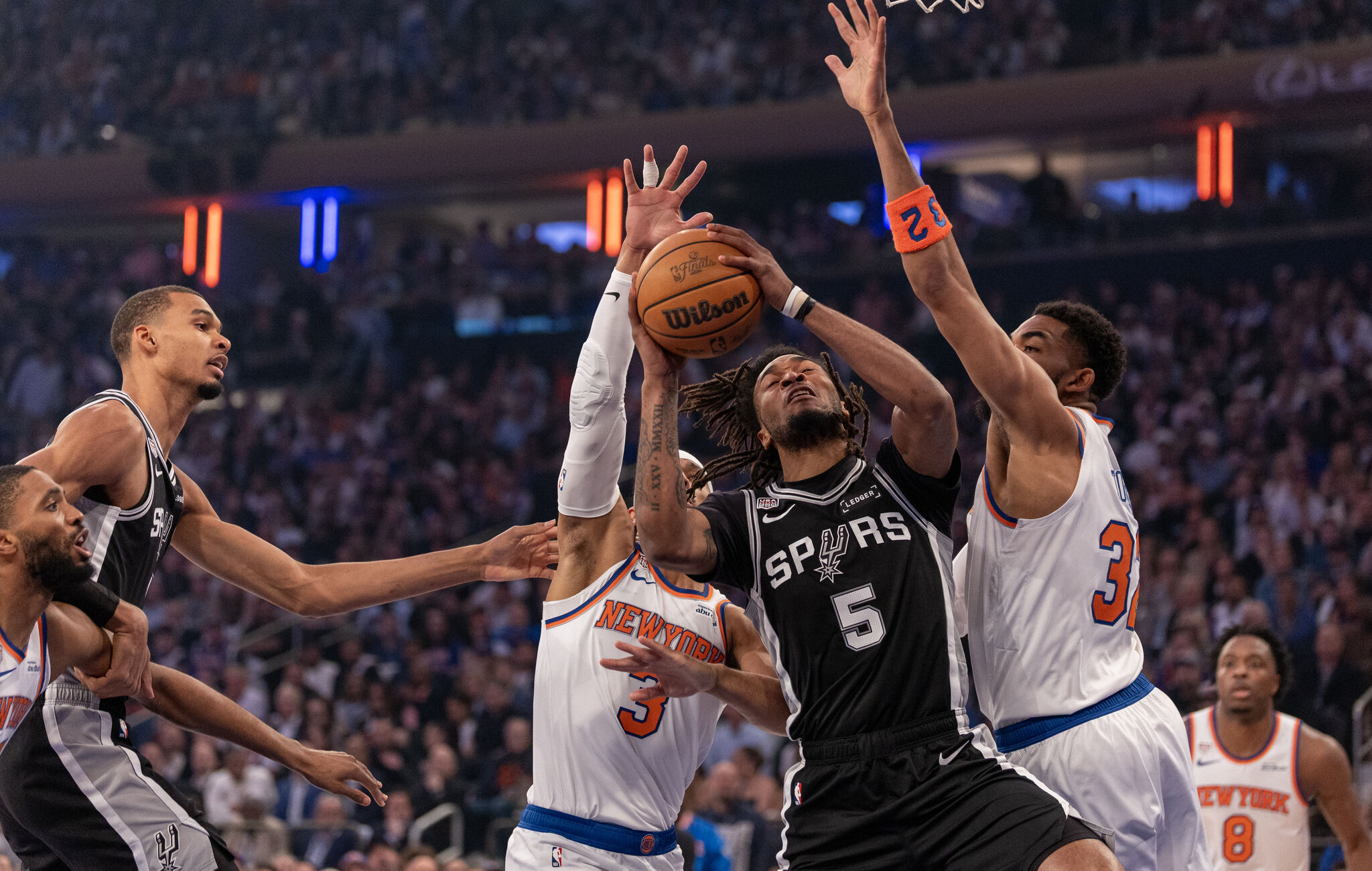 Wie Stephon Castle und De'Aaron Fox im dritten Spiel der Serie ...