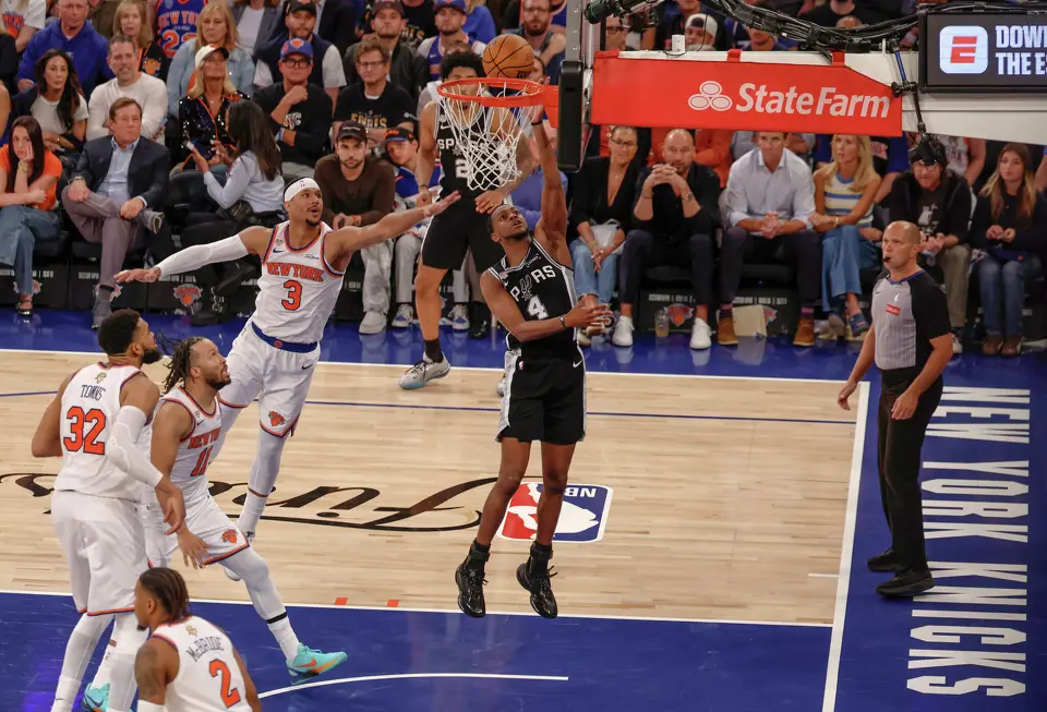 San Antonio Spurs guard De'Aaron Fox (4) gets the layup past the Knicks defense during the fourth quarter of Game 3 of the NBA Finals at Madison Square Garden in New York, Monday, June 8, 2026. The Spurs defeated the Knicks 115-111.