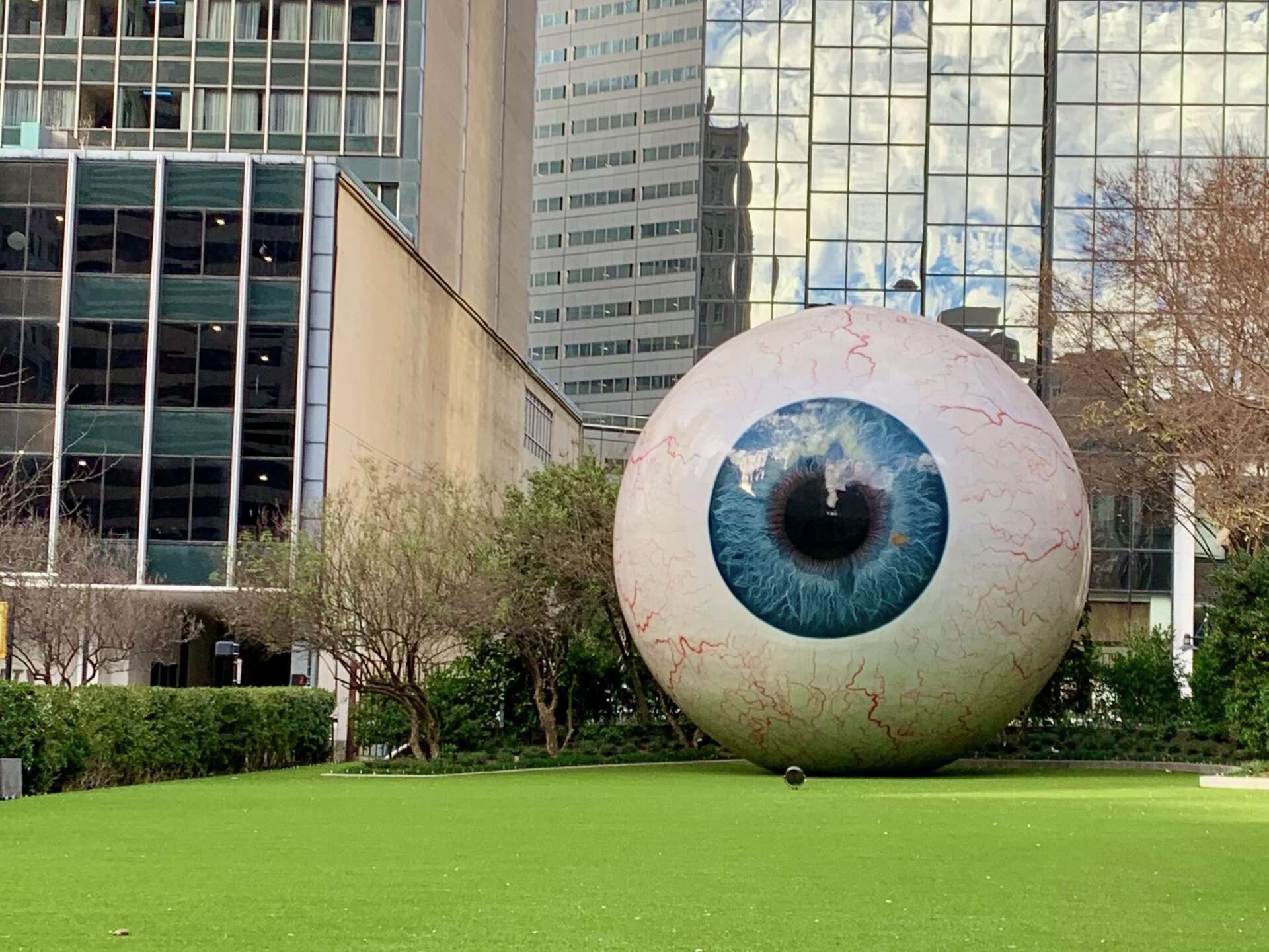 スカイテラ（アースオブジェ） Why does Dallas have a giant eyeball statue downtown?