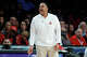 El entrenador Mike Pegues de los Louisville Cardinals reacciona durante la primera mitad contra los Virginia Cavaliers en el Torneo de baloncesto masculino ACC 2022.
