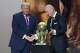 ARCHIVO - El presidente de la FIFA Gianni Infantino entrega al presdiente estadounidense Donald Trump el Premio de la Paz de la FIFA durante el sorteo del Mundial, el viernes 5 de diciembre de 2025, en Washington. (AP Foto/Evan Vucci)