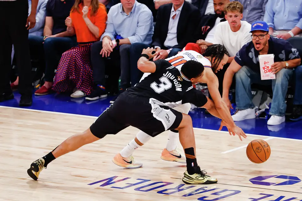 San Antonio Spurs forward Keldon Johnson (3) reaches for the ball around New York Knicks guard Jalen Brunson (11) during the third quarter of Game 4 of the NBA Finals at Madison Square Garden in New York, Wednesday, June 10, 2026.