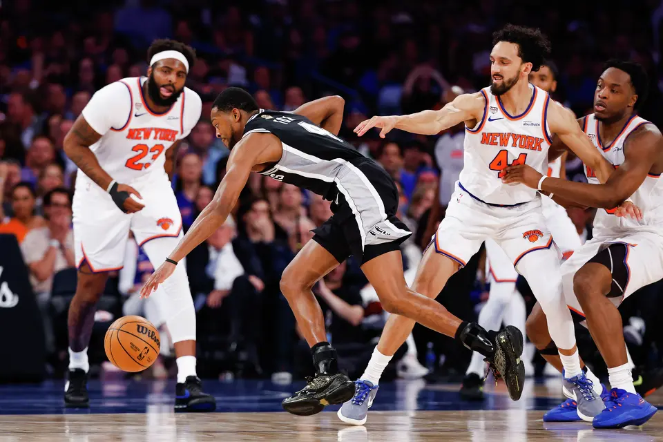 San Antonio Spurs guard De'Aaron Fox (4) tries to get control of the ball during the fourth quarter of Game 4 of the NBA Finals at Madison Square Garden in New York, Wednesday, June 10, 2026. The Knick defeated the Spurs 107-106, leading the series 3-1.