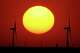 ファイル – 2026 年 5 月 15 日、カンザス州シマロン近くの夕焼け空を背景に風力タービンのシルエットが描かれています。