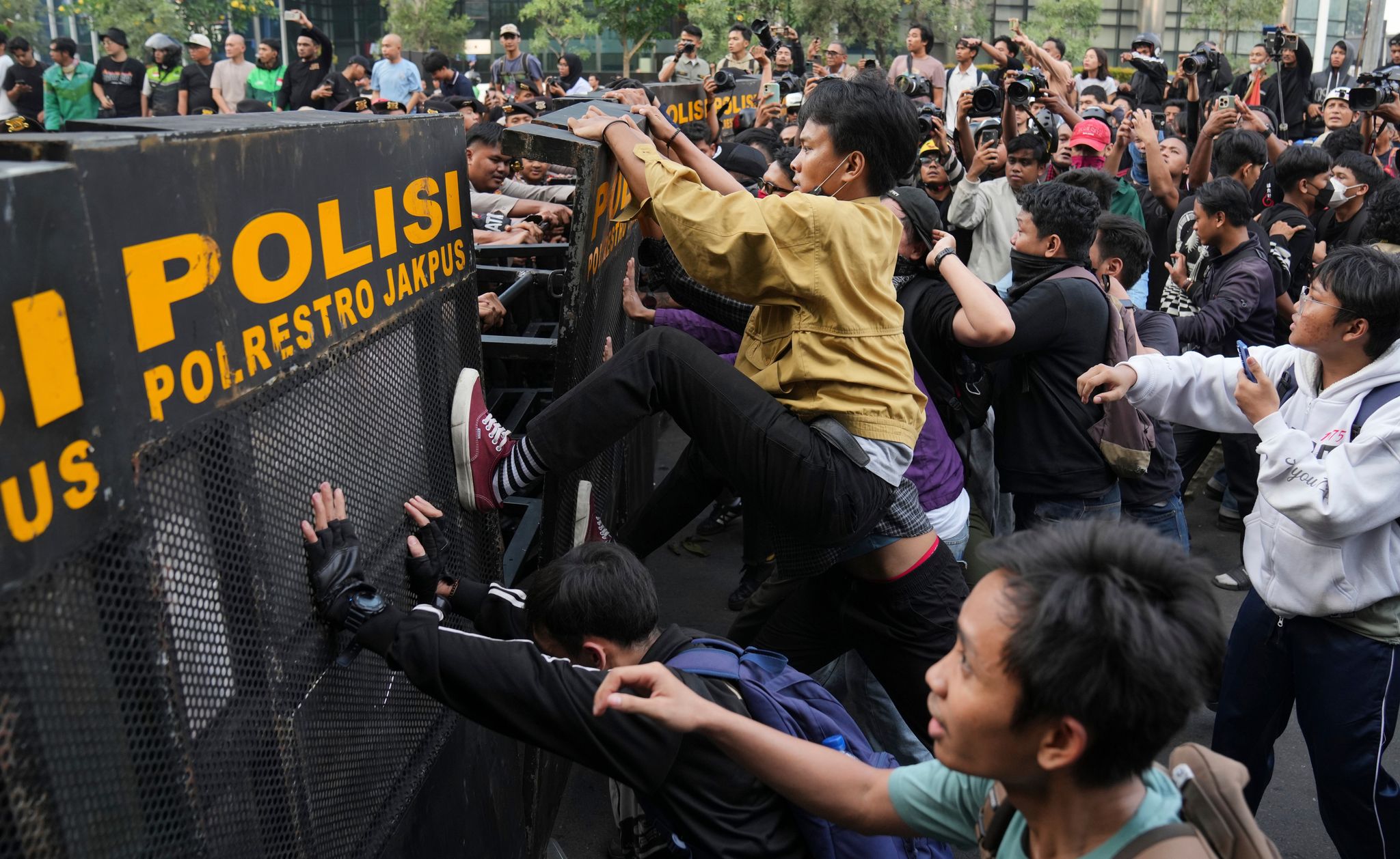 Estudiantes protestan en Indonesia contra políticas del gobierno en medio de presión económica