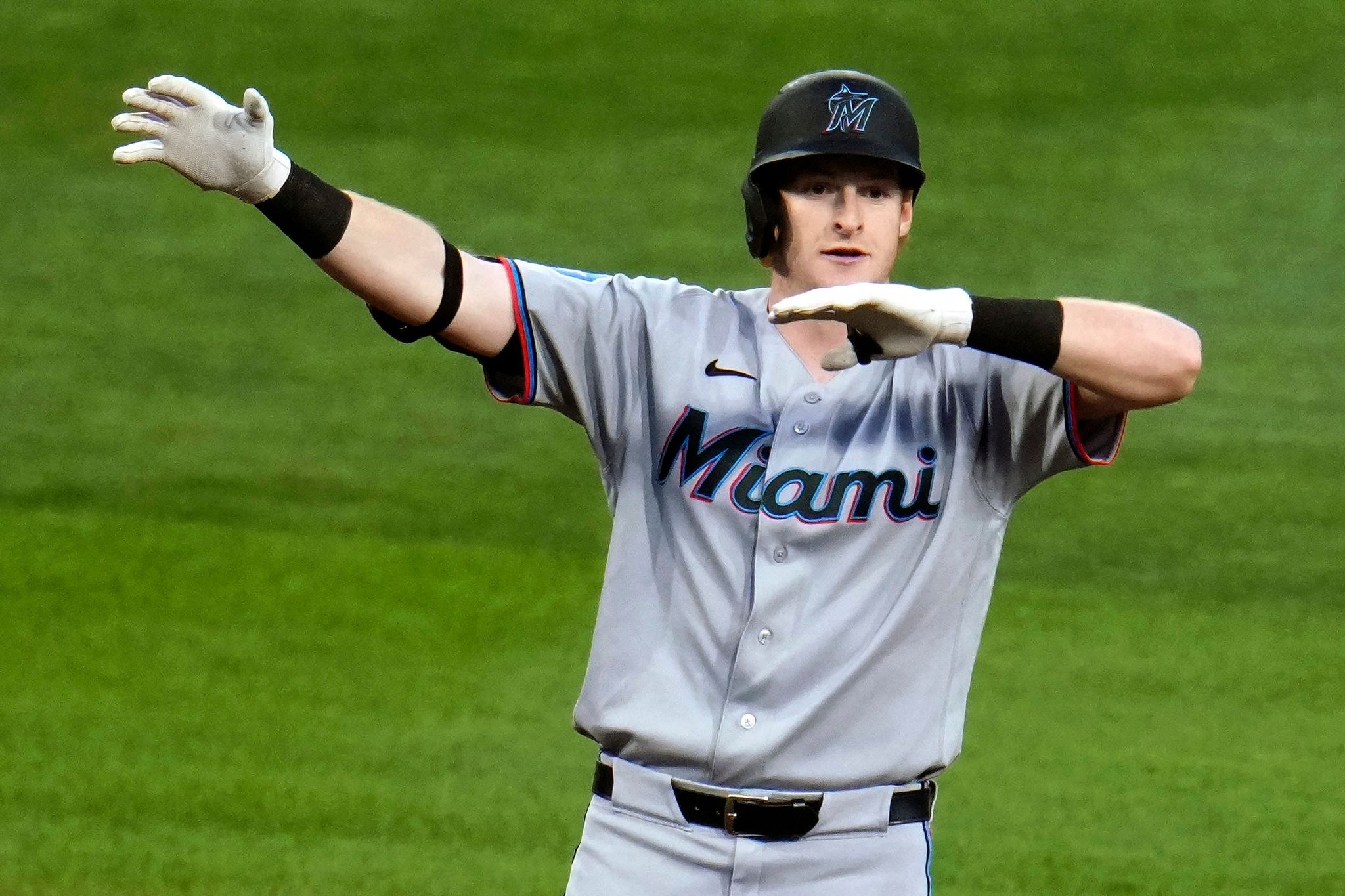 Marlins vencen 8-3 a Piratas para su séptima victoria seguida
