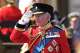 El rey Carlos III de Gran Bretaña saluda a las tropas frente al Palacio de Buckingham durante Trooping The Colour, el desfile anual de cumpleaños del rey, en Londres, el sábado 13 de junio de 2026.