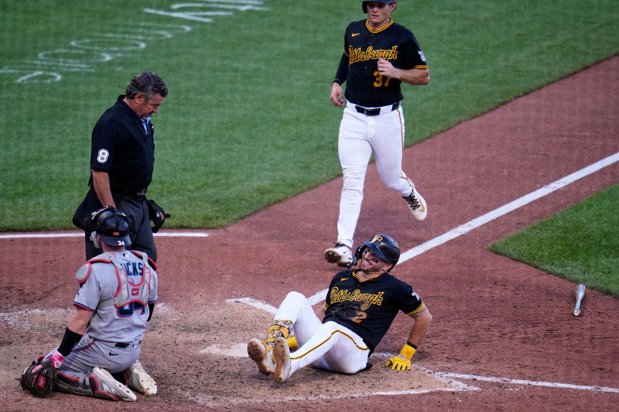 Spencer Horwitz recibe pelotazo con las bases llenas y Piratas vencen 3-2 a Marlins