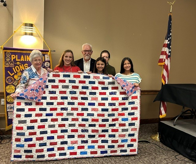 Local Army veteran presented with Quilt of Valor created by Hale County 4-H members