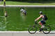 Les employés du National Park Service poussent les algues dans une unité d'aération au centre du Lincoln Memorial Reflecting Pool après l'achèvement des récentes rénovations le 14 juin 2026 à Washington, DC.
