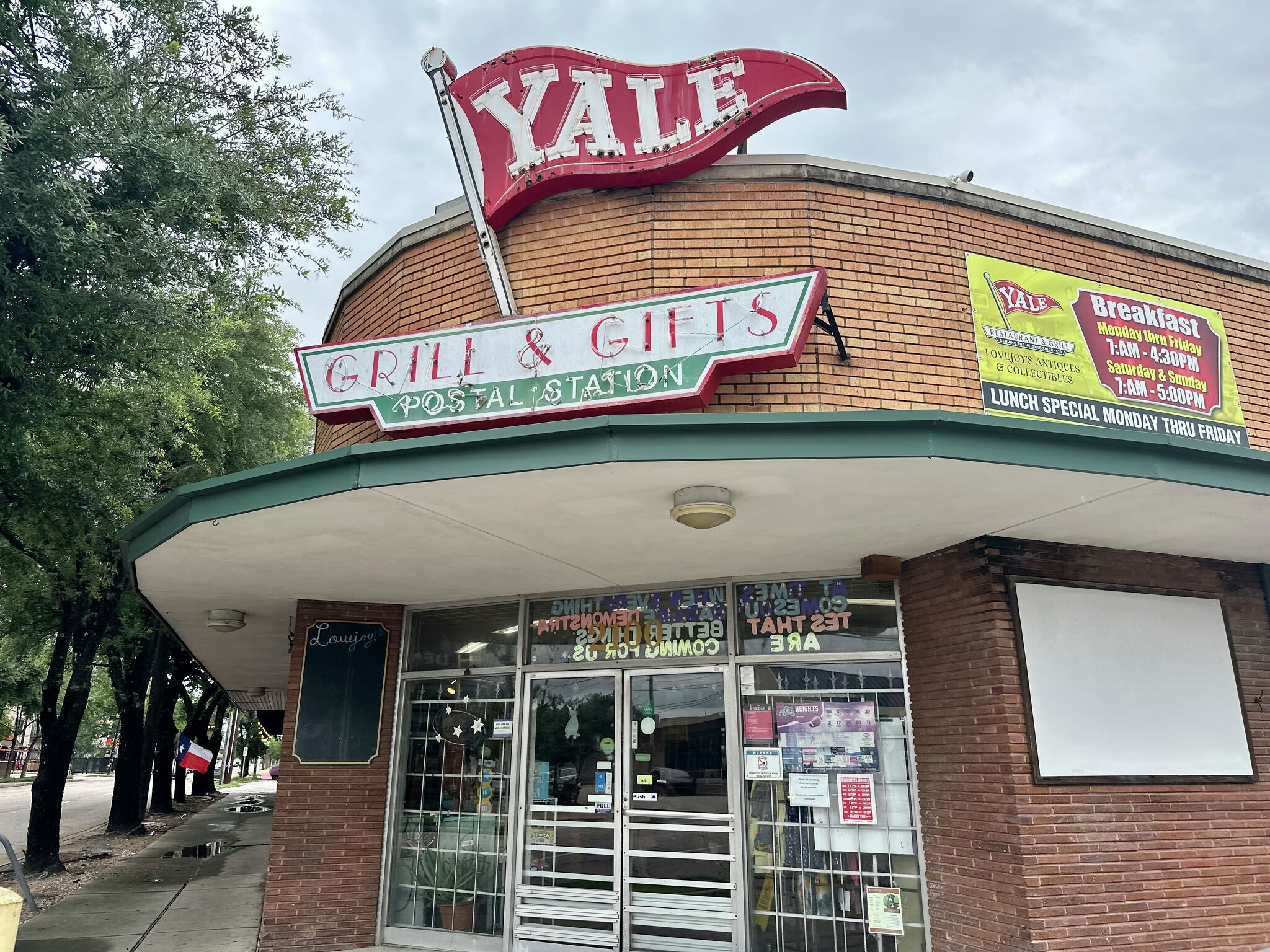 Yale Street Grill draws in generations of diners more than a century later