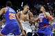 El pívot de los Spurs, Victor Wembanyama, muscula el balón y busca un tiro abierto que supere al pívot de los New York Knicks, Karl-Anthony Towns, durante el último cuarto del Juego 5 de las Finales de la NBA en San Antonio el 13 de junio.