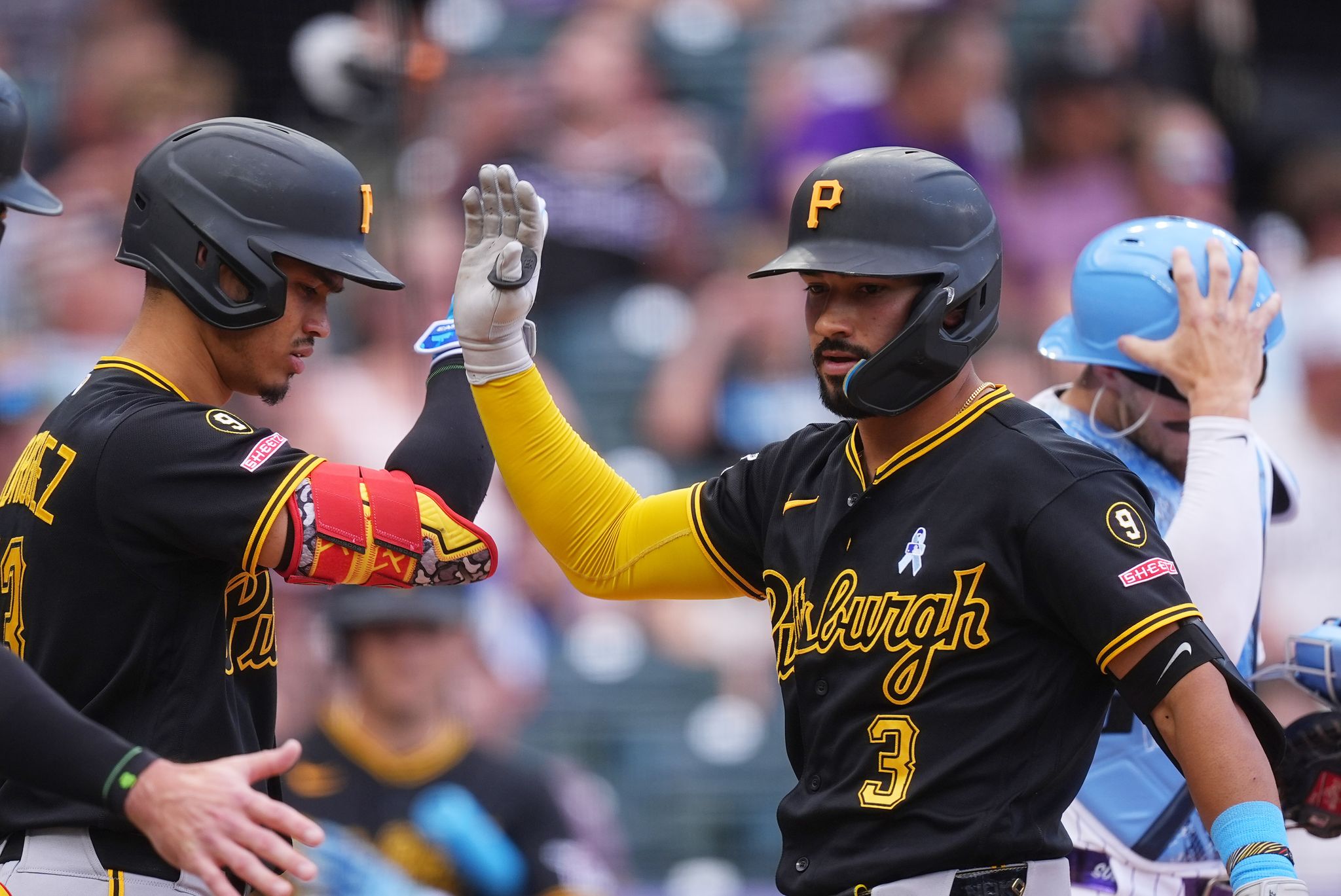 Gonzalez y Reynolds comandan a los Piratas en un triunfo de 8-6 sobre Rockies para evitar barrida