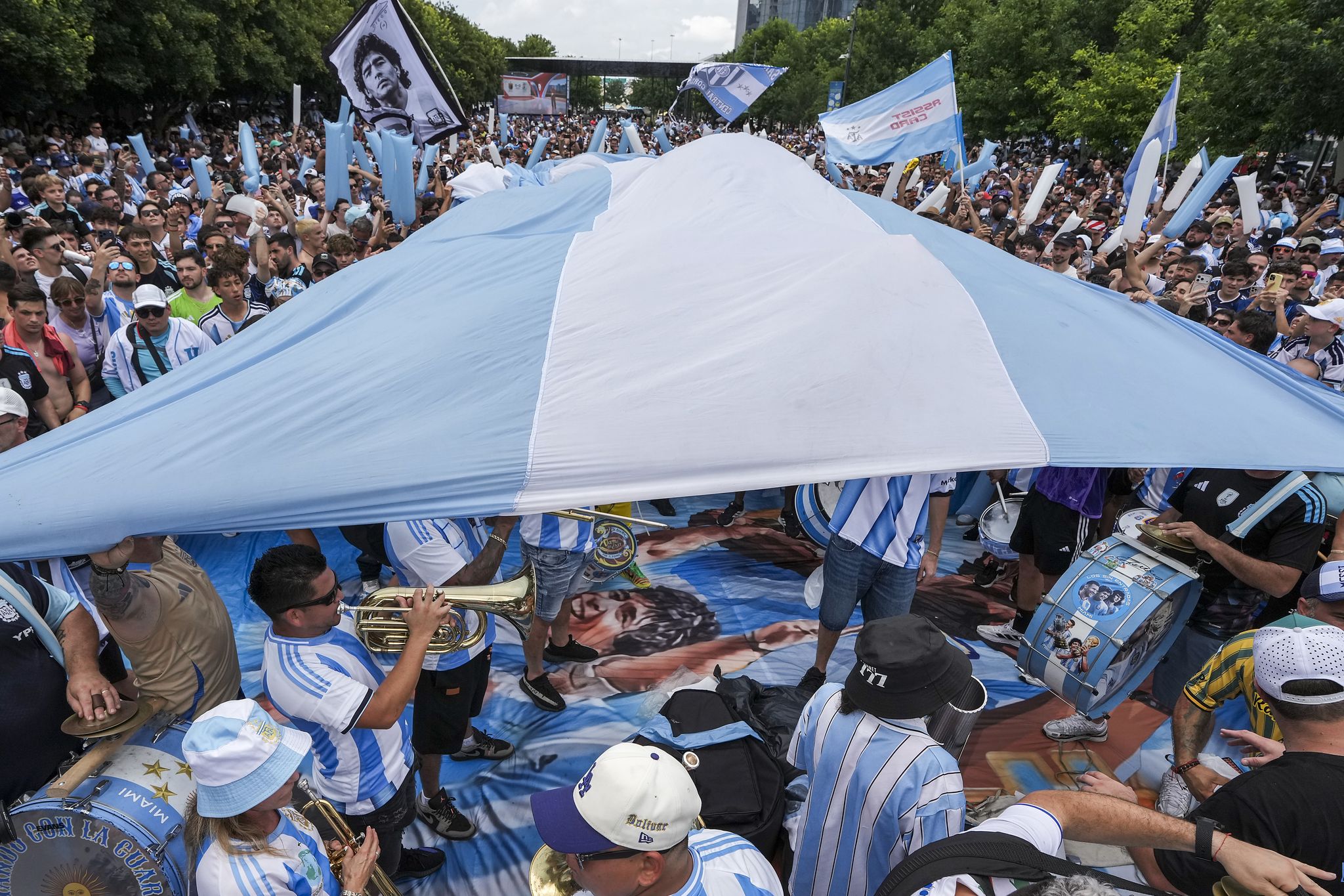 Los fanáticos acuden al centro de Dallas mientras Lionel Messi se prepara para la Copa Mundial de la FIFA