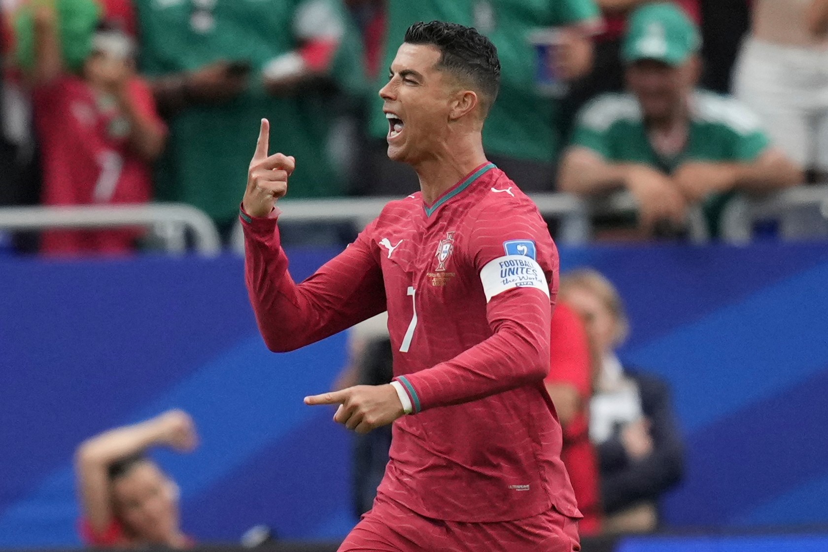 Ronaldo levanta su imagen y también bate marcas en la Copa del Mundo