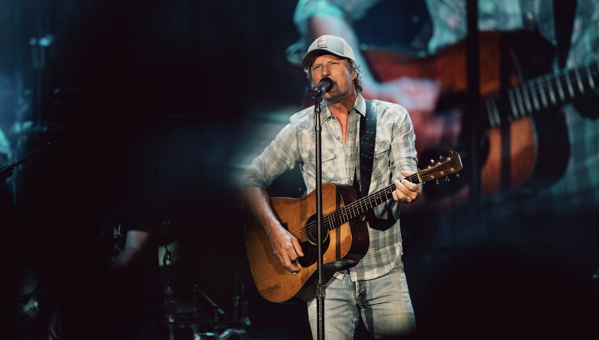Dierks Bentley brings tour to Bridgeport, reflects on family and music career