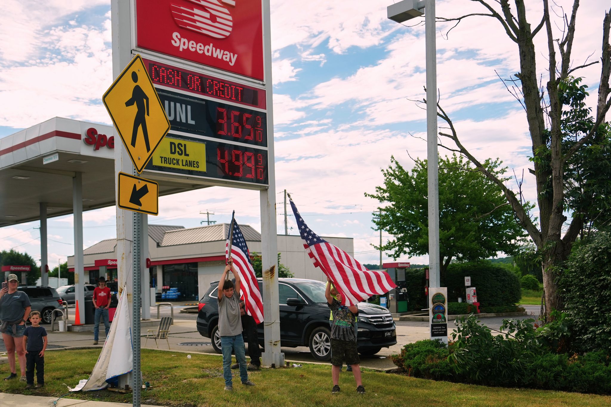 Frustra a Trump que los precios de la gasolina no reflejen la caída del petróleo