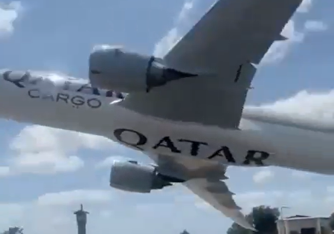 Qatar Airways Boeing 777 skims Texas runway in jaw-dropping maneuver