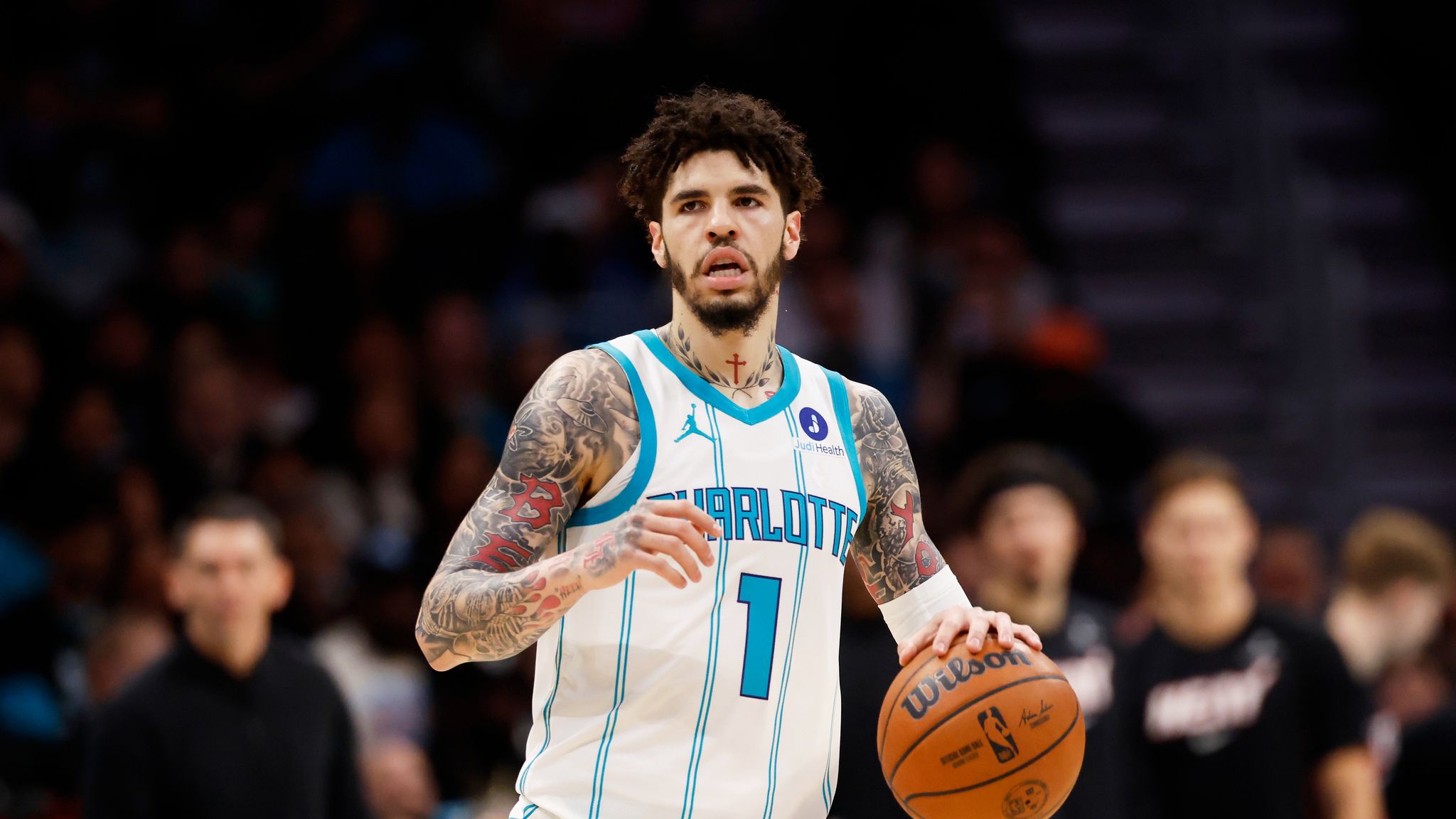 Hornets envían a LaMelo Ball y Josh Green a Timberwolves por Naz Reid y selecciones, según fuente AP