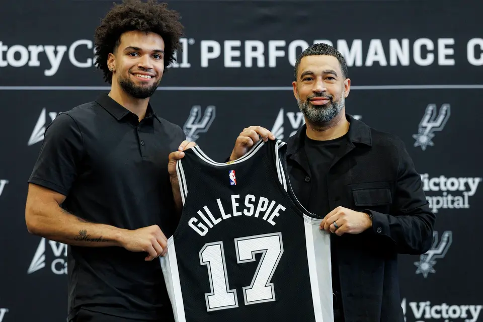 San Antonio Spurs rookie Ja’Kobi Gillespie poses for a picture with Spurs general manager Brian Wright during a news conference at Victory Capital Performance Center in San Antonio, Thursday, June 25, 2026.