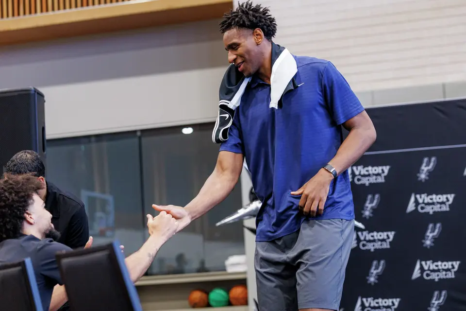 San Antonio Spurs rookie Tarris Reed Jr., right, shakes hands with his new rookie teammate Ja’Kobi Gillespie during a news conference at Victory Capital Performance Center in San Antonio, Thursday, June 25, 2026.