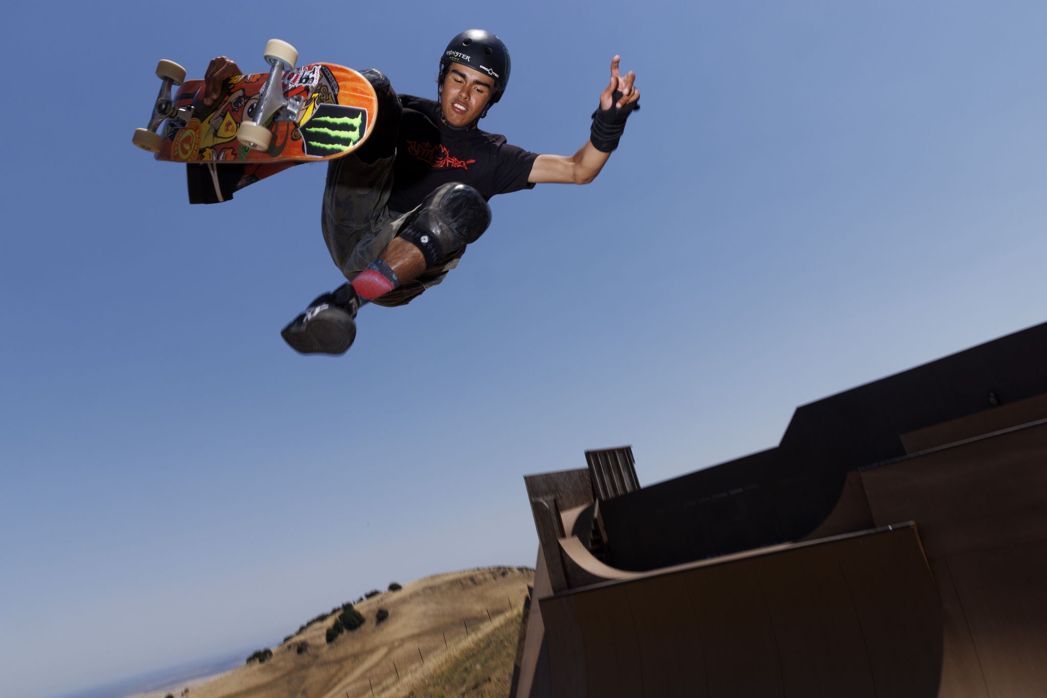 X-Games-Skateboarder JD Sanchez trainiert auf einer epischen Rampe in den ...