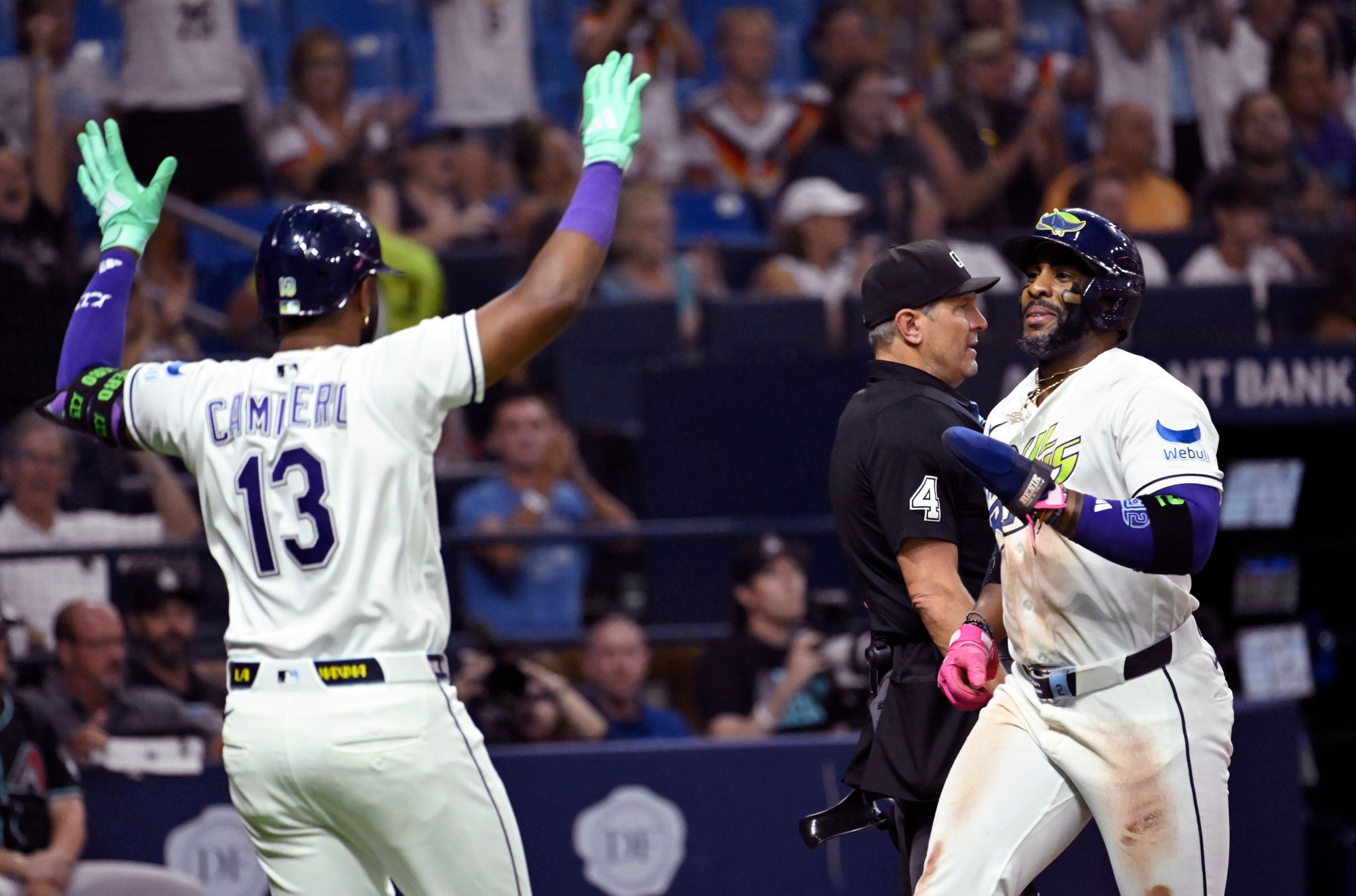 Yandy Díaz se lesiona el hombro y sale del juego de los Rays ante Diamondbacks