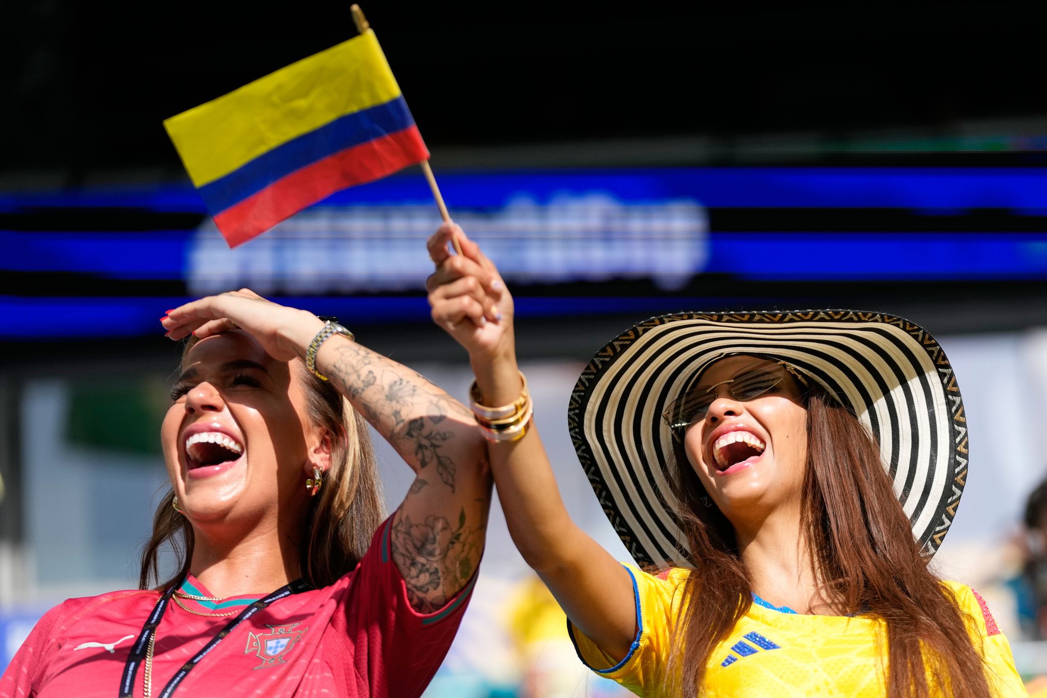 Aficionados hacen sacrificios ante los elevados precios del partido Colombia-Portugal del Mundial