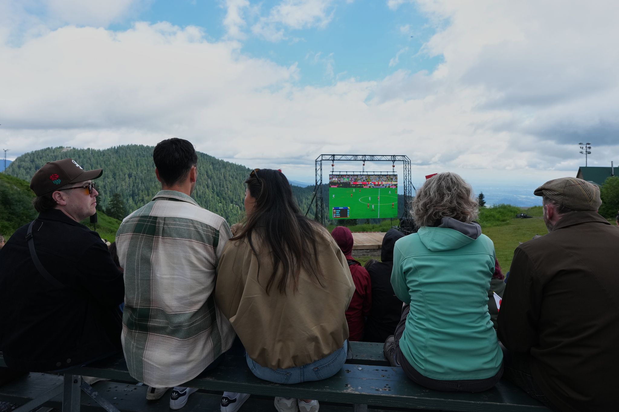 El fútbol se une a la naturaleza: Disfrutan de los partidos del Mundial en la cima de Vancouver