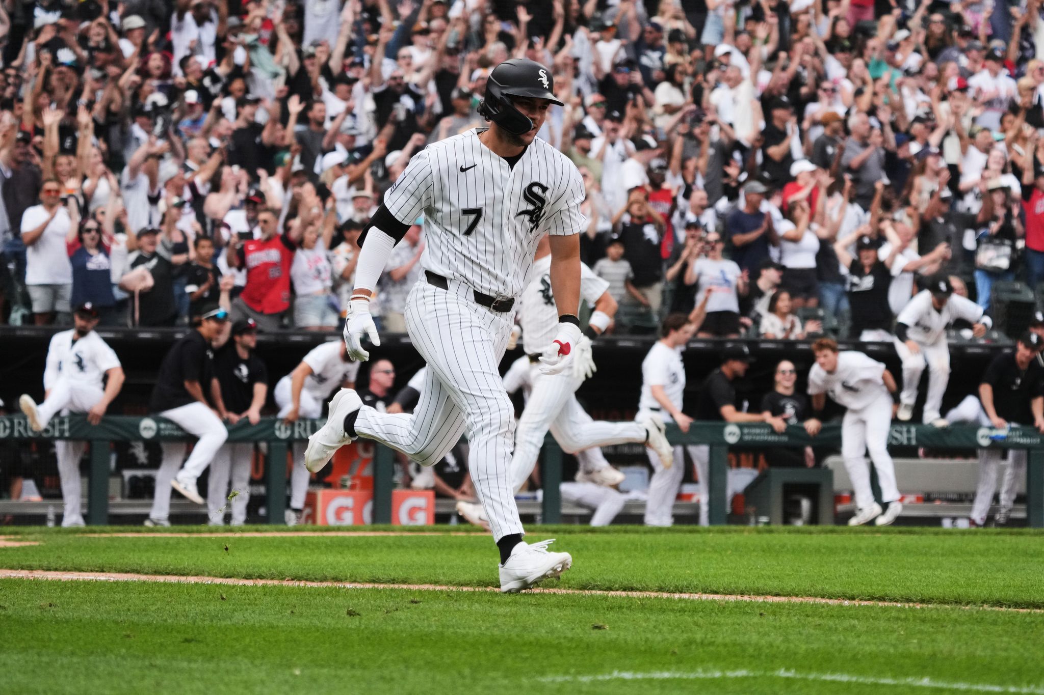 Jacob Gonzalez impulsa la carrera del triunfo y los Medias Blancas vencen 2-1 a los Reales