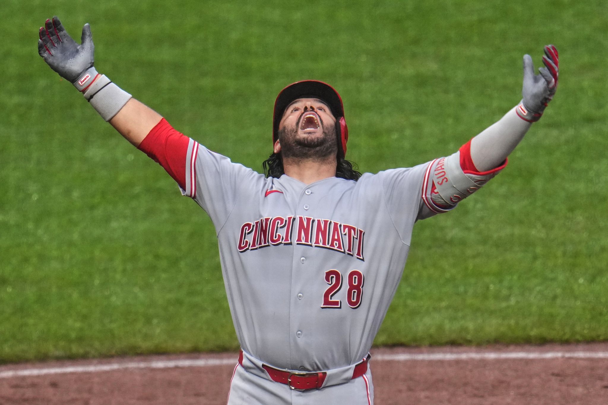 Eugenio Suárez pega jonrón de 3 carreras en la 9na y Rojos remontan para vencer 9-7 a Piratas