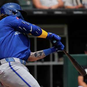 Carter Jensen extends his hitting streak as the Royals avoid sweep in 5-4 win over the White Sox