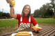 Tandra Childress berfoto di Glen Park menjelang Kontes Makan Hot Dog Terkenal Nathan tahun 2026.
